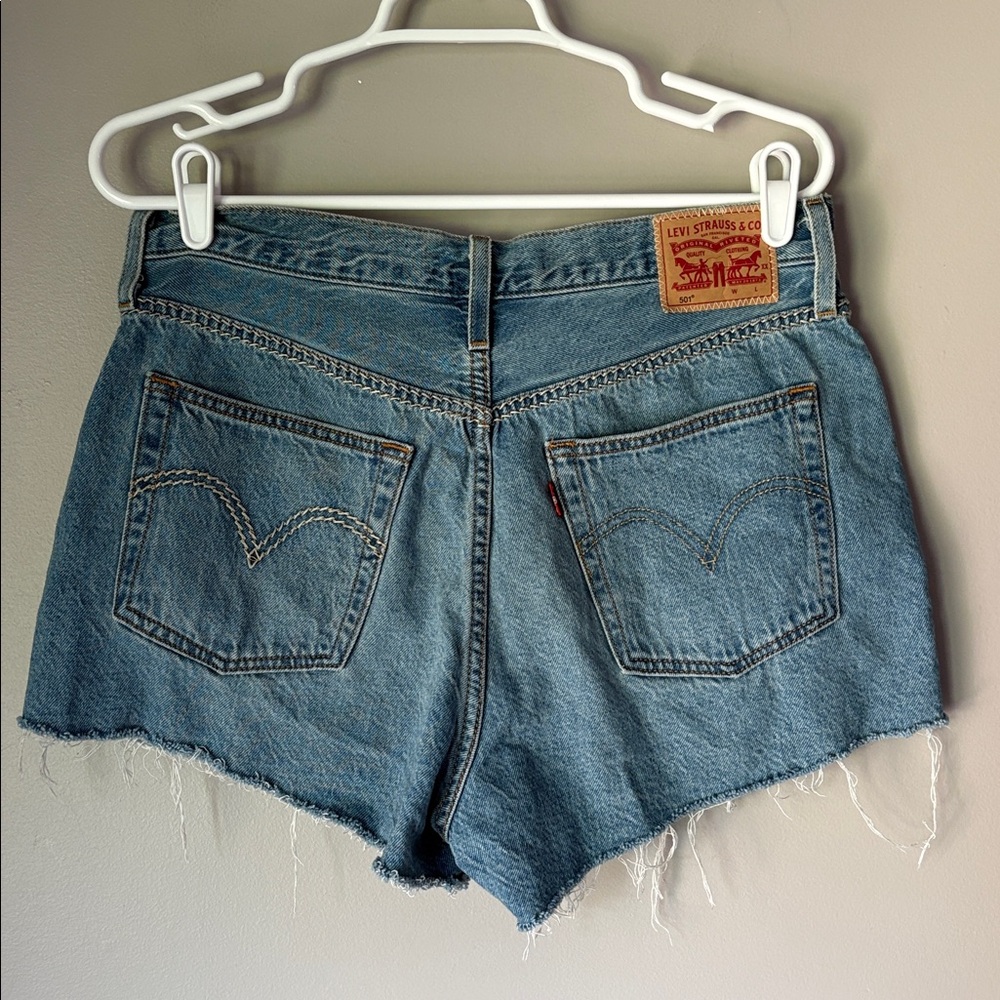 LEVIS 501 Women’s High-Rise Distressed Denim Shorts - Picture 4 of 9